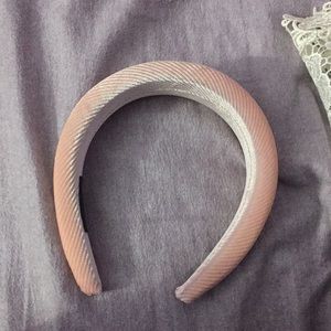 A cute headband never worn